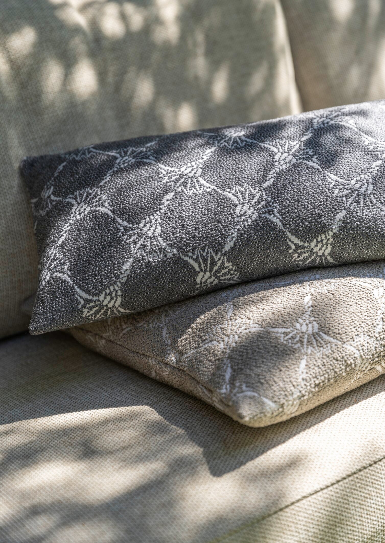 JOOP! FABRICS OUTDOOR CORNFLOWER Polsterkissen mit Vließfüllung 30x50 cm, Stein