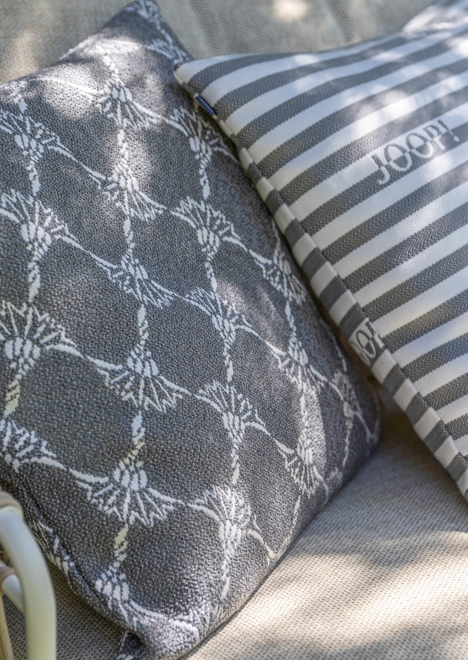 JOOP! FABRICS OUTDOOR CORNFLOWER Polsterkissen mit Vließfüllung 50x50 cm, Stein