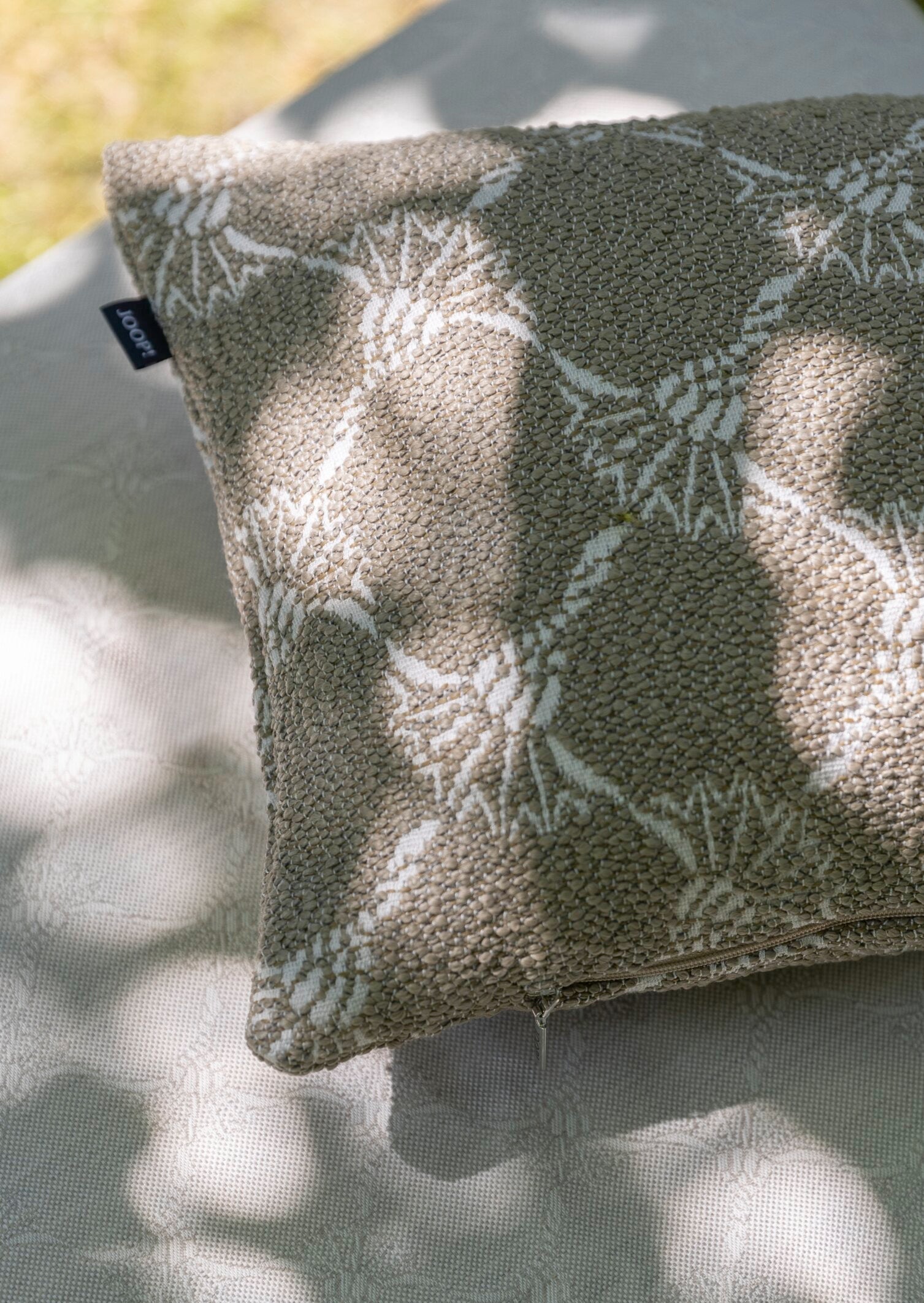JOOP! FABRICS OUTDOOR CORNFLOWER Polsterkissen mit Vließfüllung 30x50 cm, Sand
