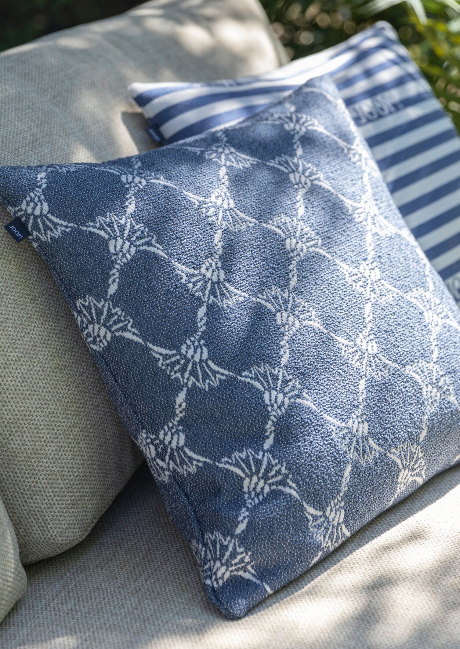JOOP! FABRICS OUTDOOR CORNFLOWER Polsterkissen mit Vließfüllung 50x50 cm, Navy