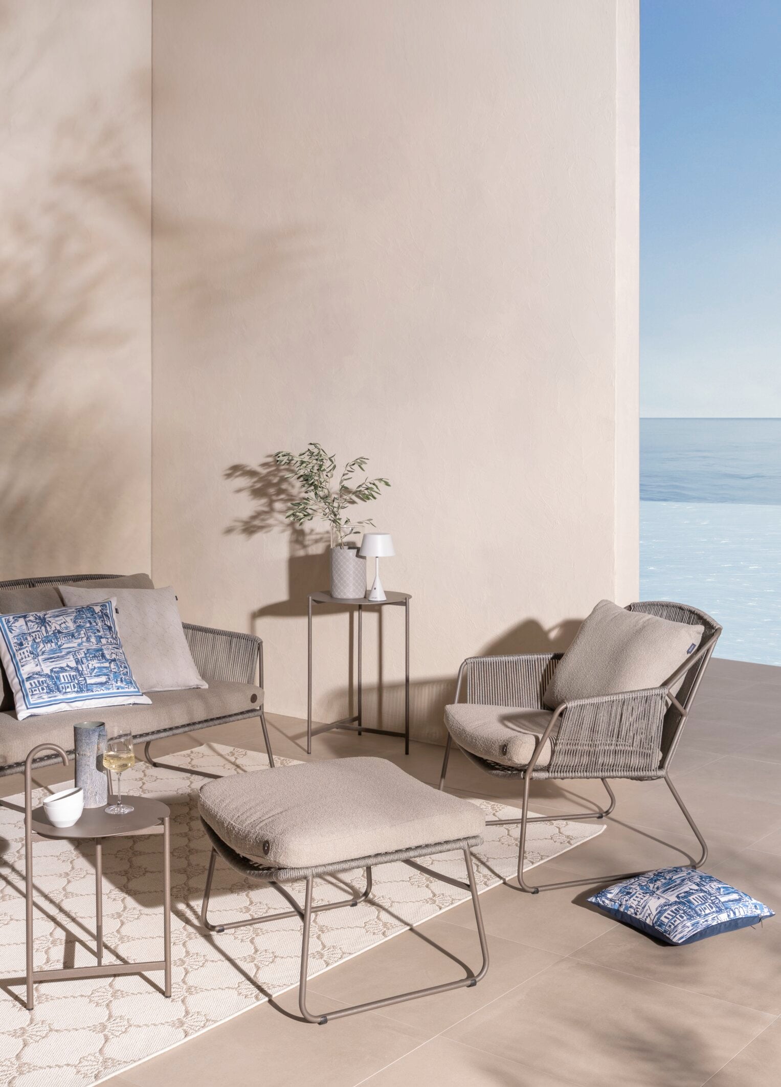 JOOP! FABRICS OUTDOOR MODEST CORNFLOWER Polsterkissen mit Vließfüllung 50x50 cm, Stein