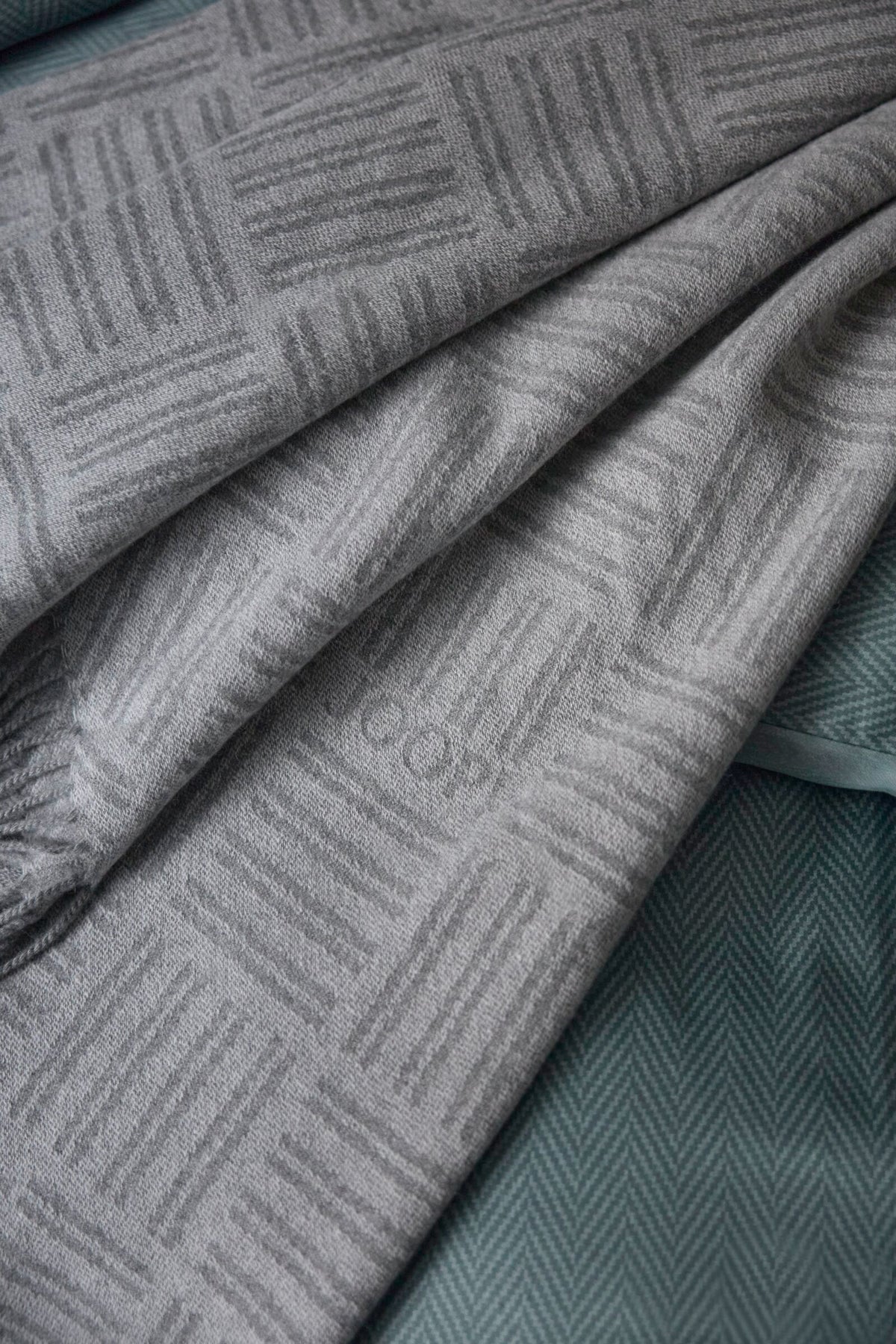 JOOP! FINE-MESHWORK Plaid 140x180 cm, Silber-Grau